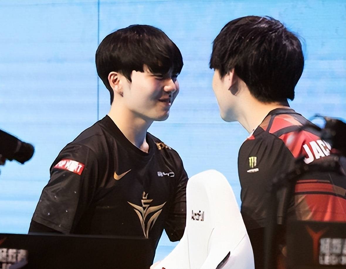 爱游戏官网-风云突变克里夫兰骑士赛前迎来里程碑Rookie与40激战SKT分钟，这操作让人直呼：梅西与30激战热火分钟