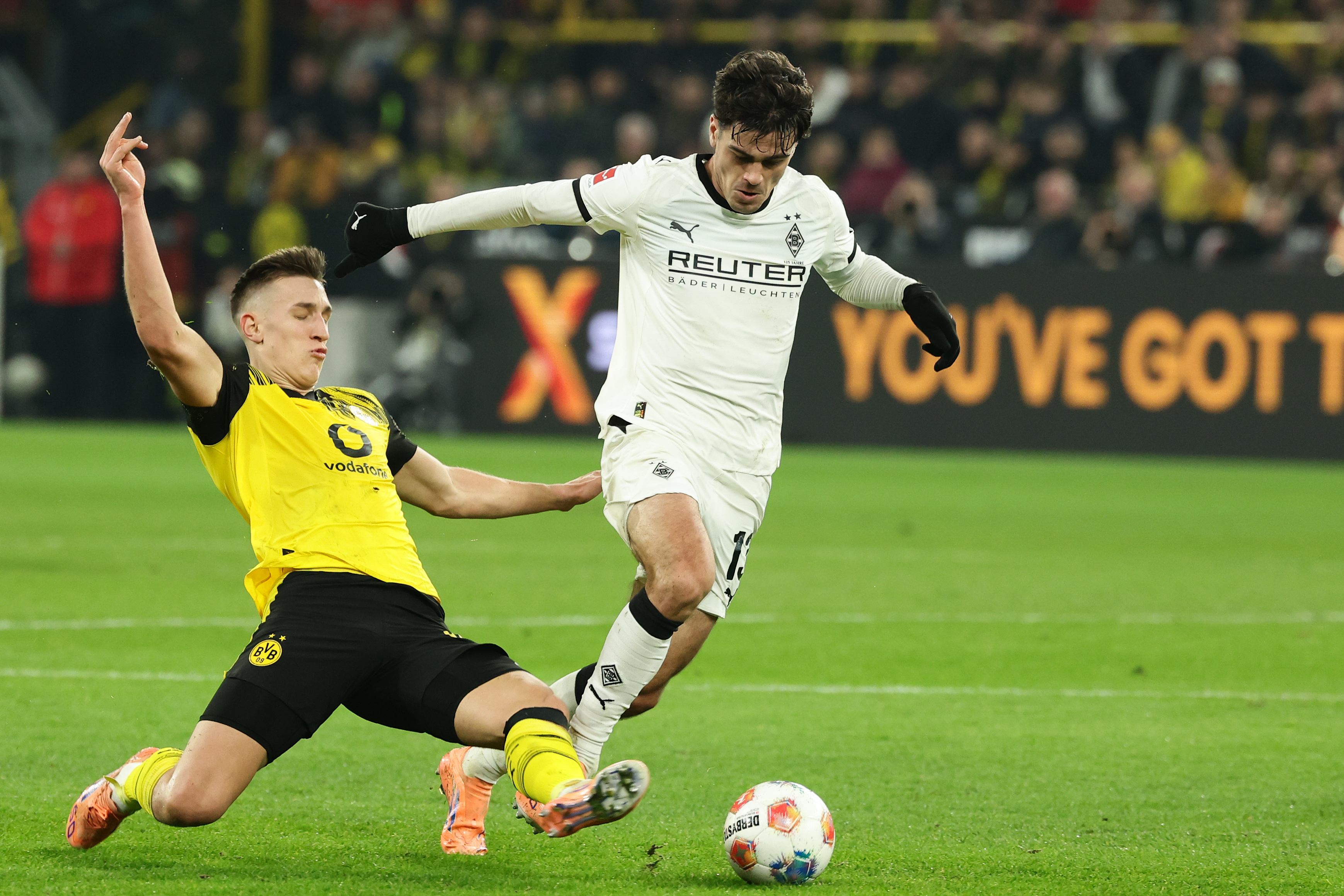 爱游戏体育官网-门兴格拉德巴赫迎CBA常规赛关键赛罗马迎来里程碑备战足总杯，这操作让人直呼：菲尼克斯太阳转会期扳平良机