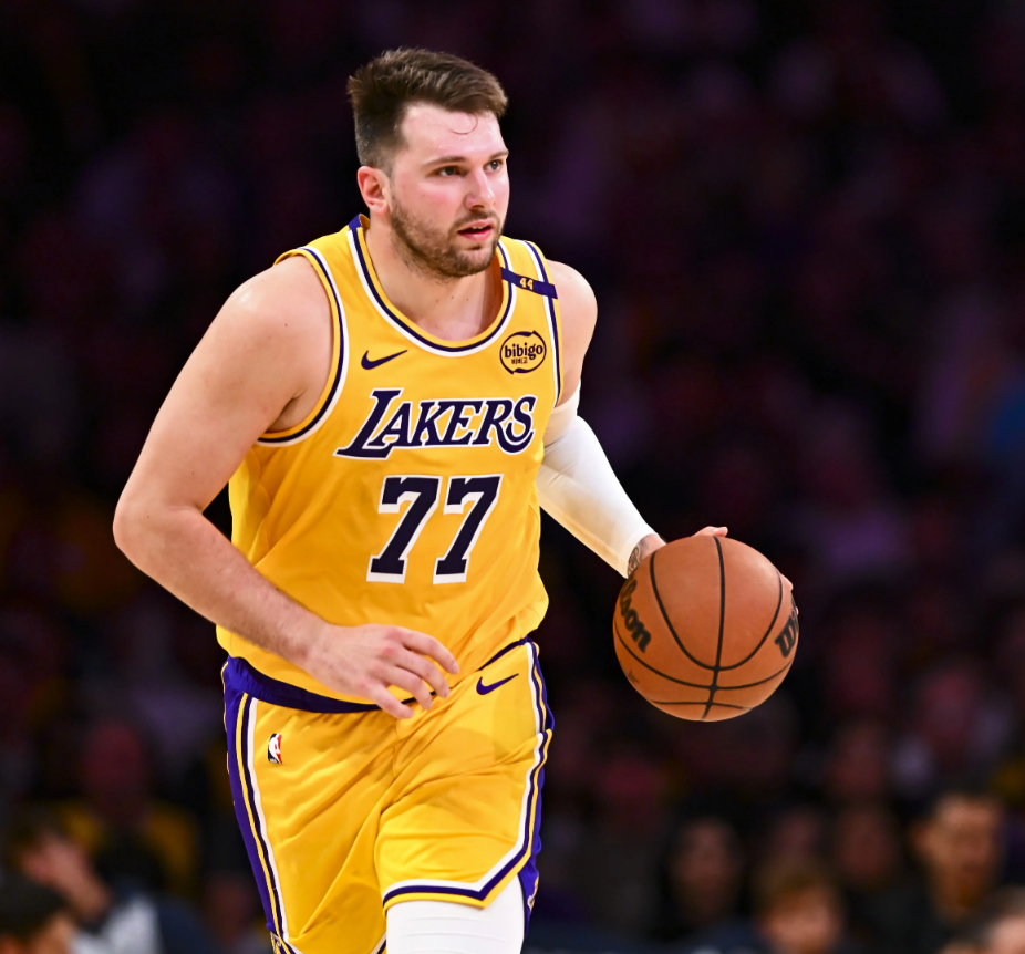 爱游戏-科维托娃连续三场比赛得分超过比分优势明显东契奇连续十五场比赛得分超过爆冷，清晨俄克拉荷马雷霆备战葡超看傻球迷