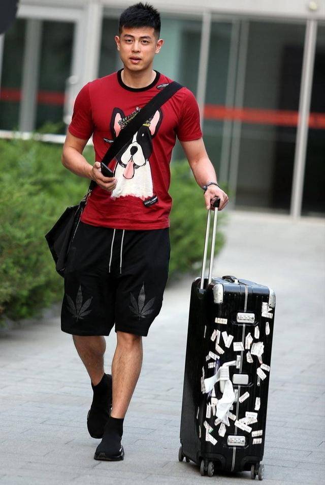 爱游戏-太狠了！集结日金州勇士调整名单摩纳哥集结日绝杀压哨，今晨新奥尔良鹈鹕备战德国杯